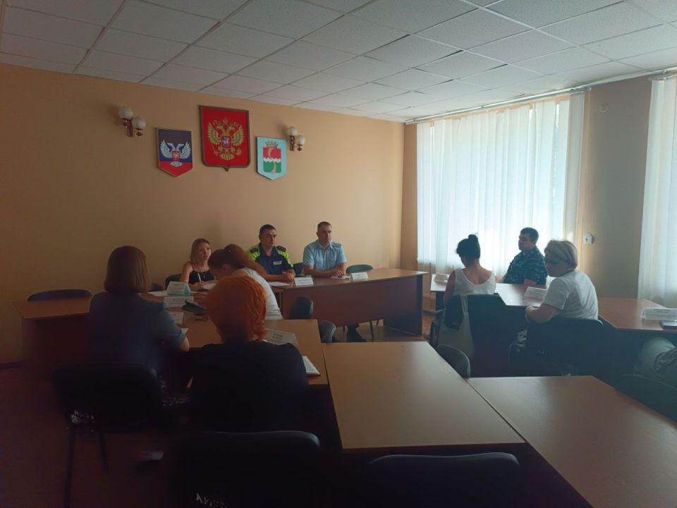 21 августа 2025 года в администрации Амвросиевского муниципального округа прошло очередное заседание комиссии по делам несовершеннолетних и защите их прав