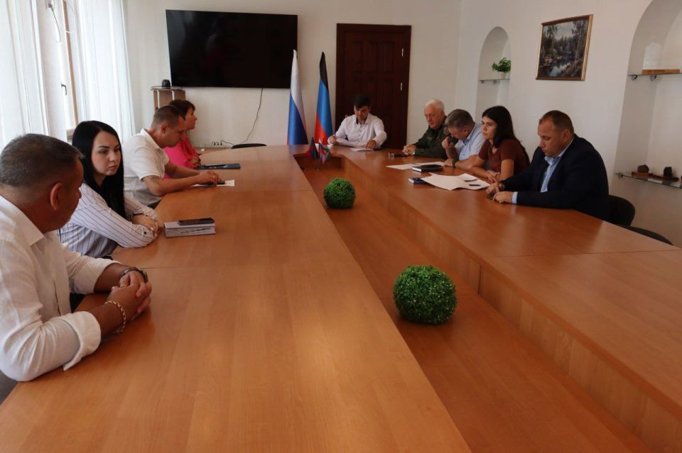 Сегодня, 26 августа, Председатель Торезского городского совета ДНР принял участие в заседании Штаба по вопросам здравоохранения с участием Главы муниципального образования городской округ Торез Чеснокова А. В., депутата...