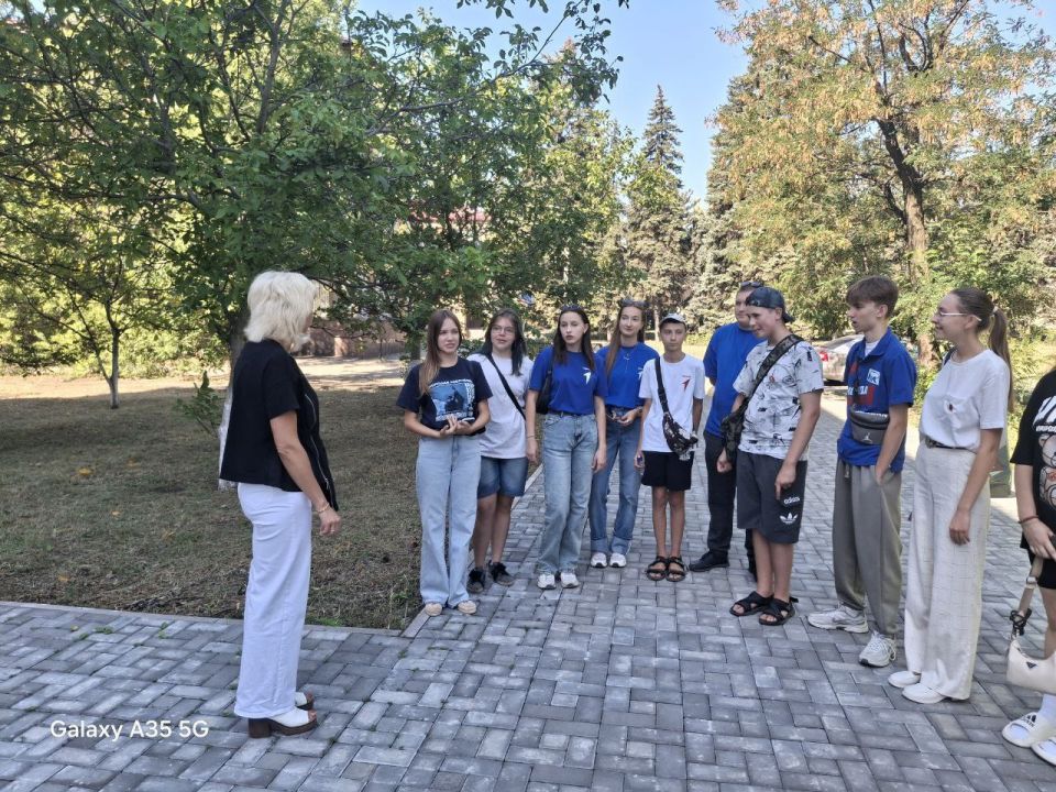 ВСТРЕЧИ С НАСЕЛЕНИЕМ. 26 августа 2025 года депутаты Ясиноватского муниципального совета от фракции «Единая Россия» - Наталья Филиппова, Владимир Сергиенко, Ирина Евсюкова и Николай Коляденко провели встречи с населением