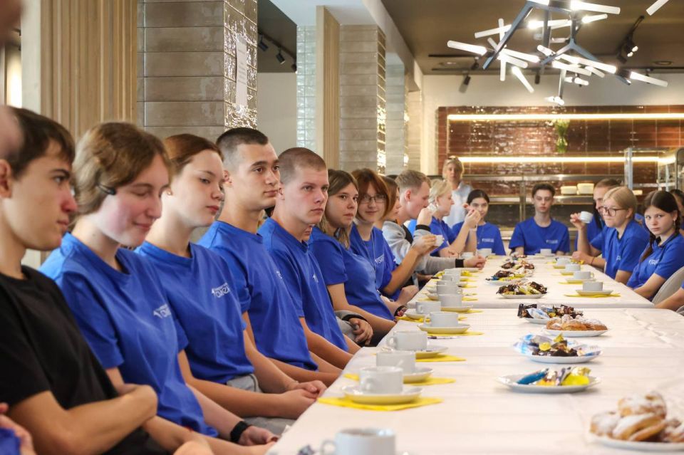 Школьники из Шахтерского м.о. в Москве встретились с заместителем министра просвещения Ольгой Колударовой