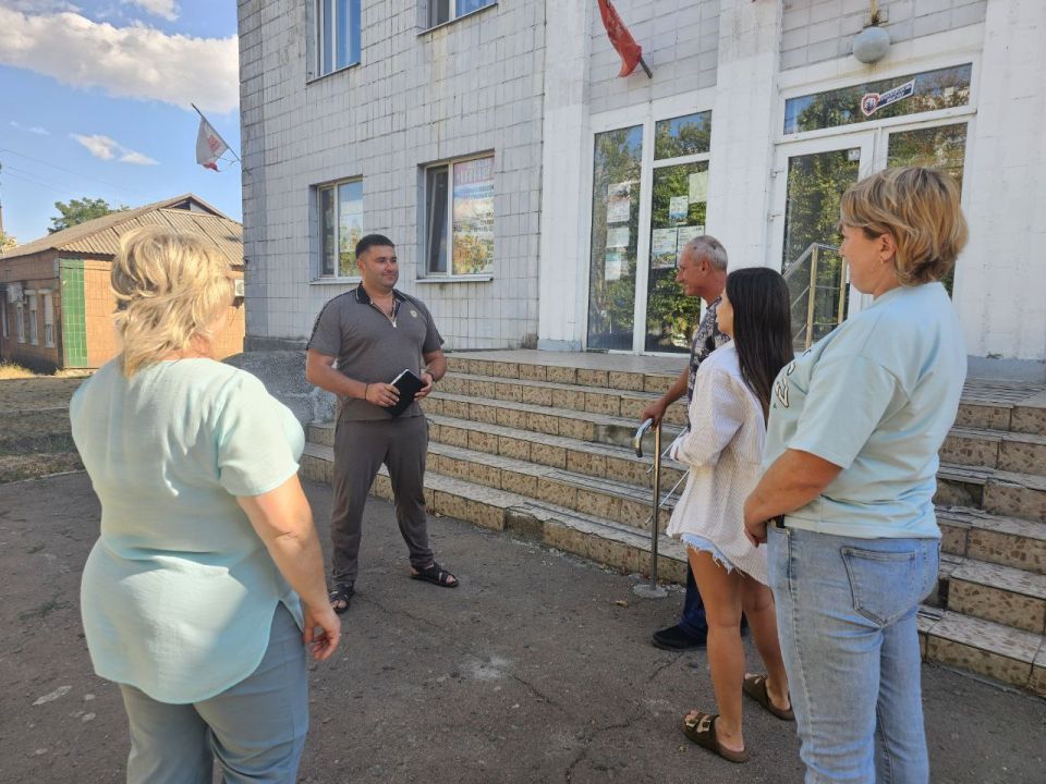 Сегодня депутат Мангушского муниципального совета, член фракции Всероссийской политической партии «ЕДИННАЯ РОССИЯ» в Мангушском муниципальном совете Зипа Алексей Витальевич провел встречу с жителями пгт Мангуш