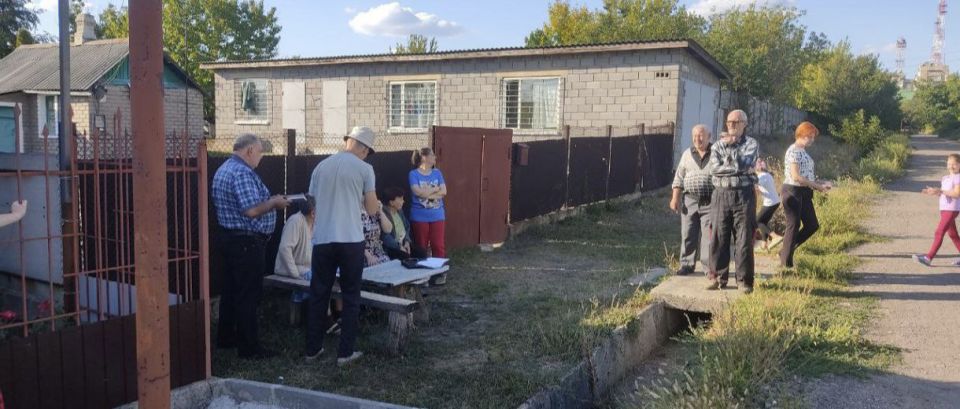 По поручению Главы ДНР Дениса Пушилина 26.08.2025 по адресу: г.Донецк,ул.Ачинская,22 состоялась встреча с жителями района, на которой присутствовал депутат Донецкого городского Совета Евгений Селютин
