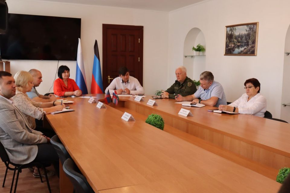 Сегодня, 26 августа, Глава муниципального образования городской округ Торез Чесноков А.В. провел расширенное аппаратное совещание с участием руководителей администрации городского округа, Торезского городского совета...