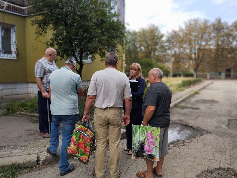 26 августа, в Червоногвардейском районе состоялась встреча заместителя руководителя Управы Червоногвардейского внутригородского района Администрации городского округа Макеевка Татьяны Задорожной с жителями возле дома № 14...