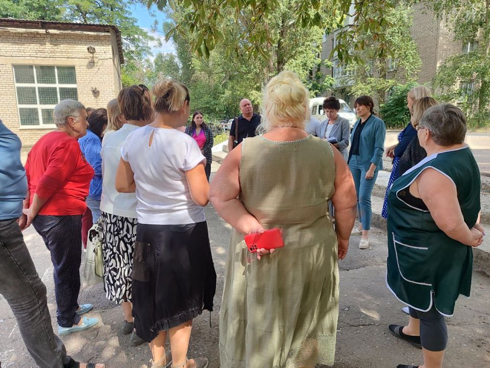 Василий Ткачук: Сегодня, 26 августа, по поручению Главы ДНР Дениса Пушилина, руководитель Управы Калининского внутригородского района Администрации городского округа Донецк Елена Синецкая провела встречу с жителями по...