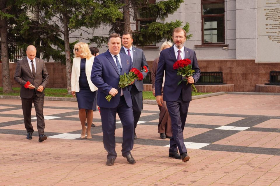 Константин Кузьмин: Вместе с коллегами из Законодательного Собрания Иркутской области возложил цветы к мемориалу «Вечный огонь» и памятнику Афанасию Белобородову, почтив память военнослужащих, героически погибших при...