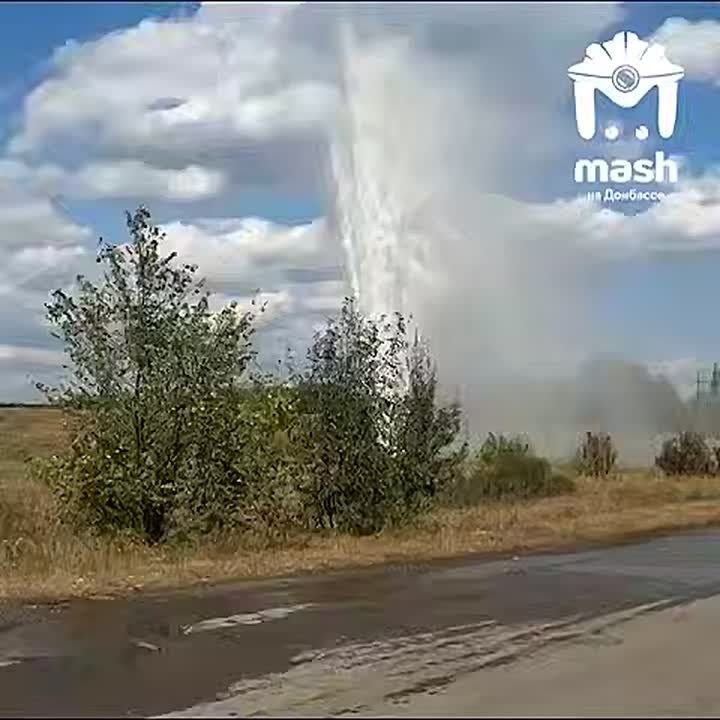 В нескольких городах ДНР отключат воду — на месте гейзера под Енакиево начался ремонт водовода