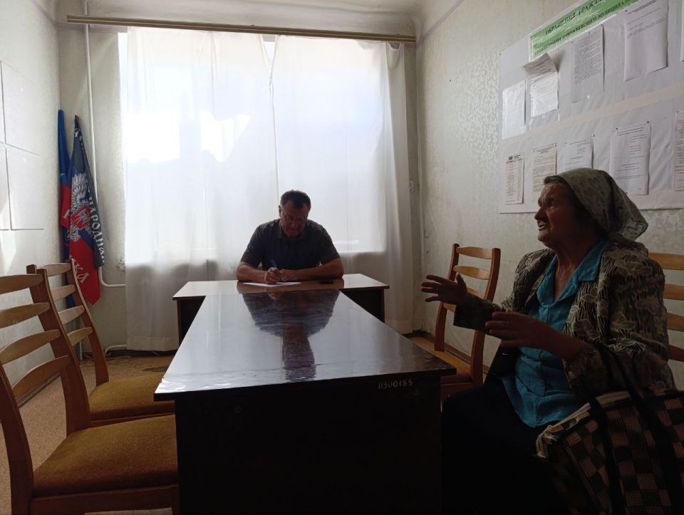 На приём к первому заместителю главы администрации Амвросиевского муниципального округа Борису Бутко поступило обращение от жительницы города о совершении кражи