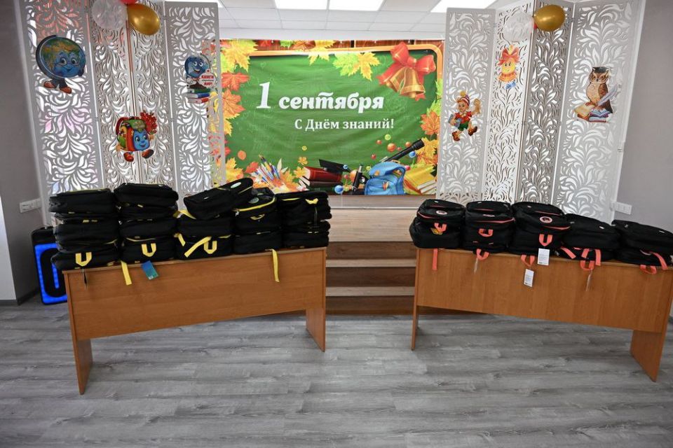 Глава ДНР Денис Пушилин совместно с губернатором Сахалинской области Валерием Лимаренко оценили результаты капитального ремонта школы №18 в Шахтерске