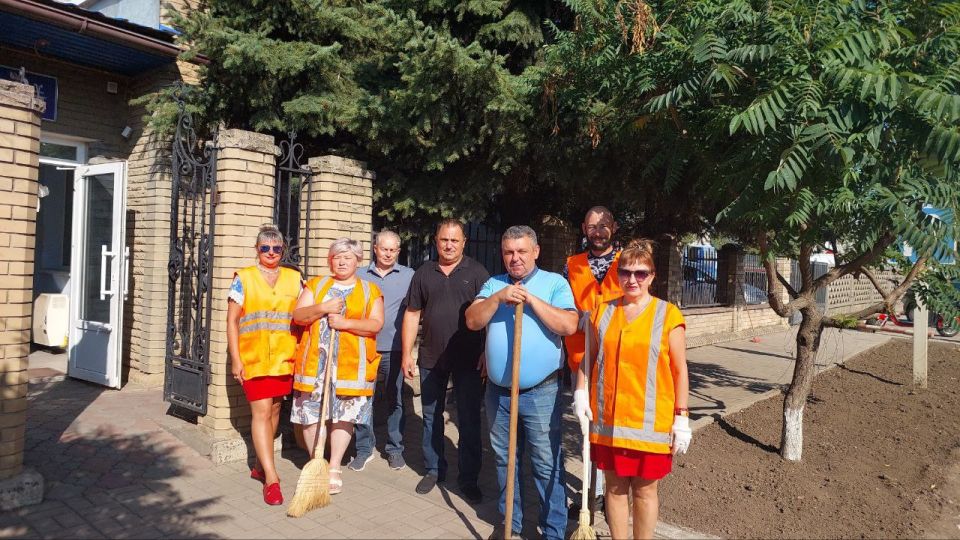 21 августа в рамках партийного проекта «Городская среда» члены местного отделения Партии «Единая Россия» в городском округе Докучаевск организовали и провели совместно с жителями города акцию «Чистый четверг»