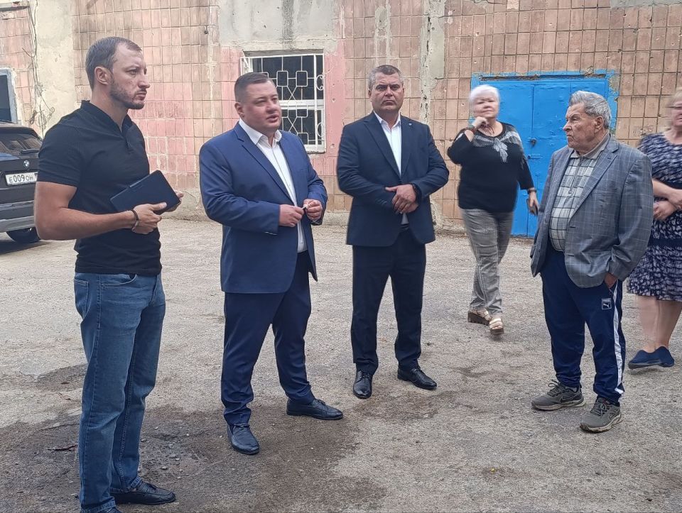 Иван Адамец: По проспекту Кремлевскому возле дома 33а состоялась встреча председателя Донецкого городского совета Юрия Атаманова и руководителя Управы Куйбышевского внутригородского района Ивана Адамца с жителями