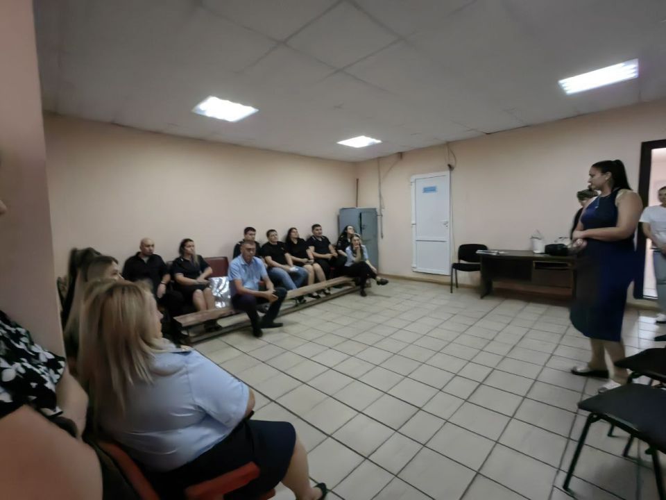 Сегодня депутат Тельмановского муниципального совета Мария Вагнер провела встречу с сотрудниками ОМВД России "Тельмановский"