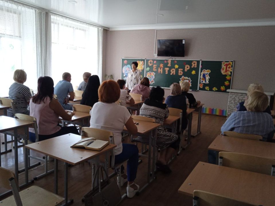 26 августа заместитель руководителя Управы Горняцкого внутригородского района Администрации городского округа Макеевка Октябрина Иваненко провела встречу с трудовым коллективом ГБОУ "Средняя школа # 62 городского округа...