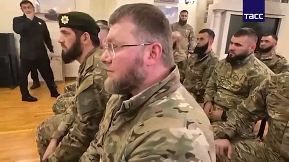 Глава Донецкой Народной Республики Денис Пушилин наградил 19 военнослужащих и государственных деятелей Чеченской Республики, в том числе были присвоены звания Героя ДНР