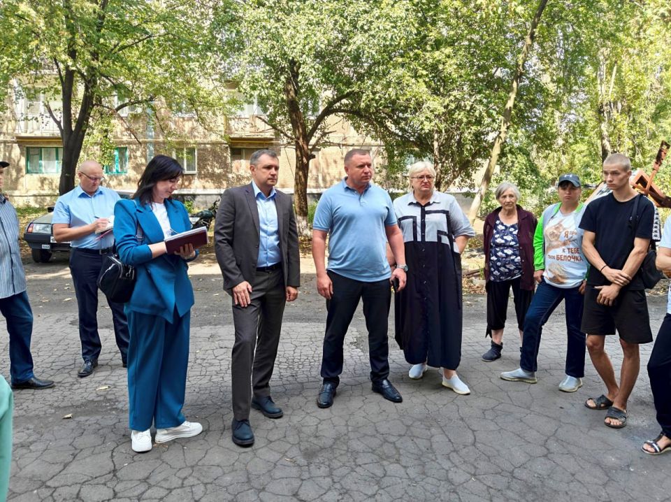 Сергей Ермаков: 26 августа провёл встречу с жителями улицы Ландау, в которой приняли участие заместитель председателя Народного Совета ДНР Николай Сытов и председатель Снежнянского городского совета Елена Петрухина