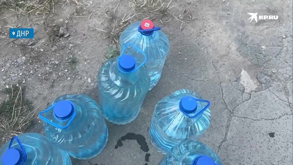 Благодарят со слезами на глазах: Народный фронт ежедневно доставляет жителям ДНР тысячи литров воды