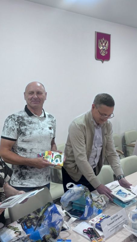 Роман Конев: В рамках ежегодной всероссийской акции «Собери ребенка в школу», реализуемой ВПП «ЕДИНАЯ РОССИЯ», депутаты Горловского городского совета Донецкой Народной Республики собрали ребятам канцелярские школьные наборы