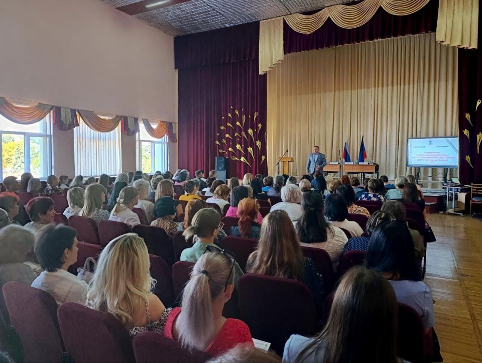 Сергей Ермаков: Принял участие в ежегодной августовской педагогической конференции работников образования городского округа в средней школе № 1