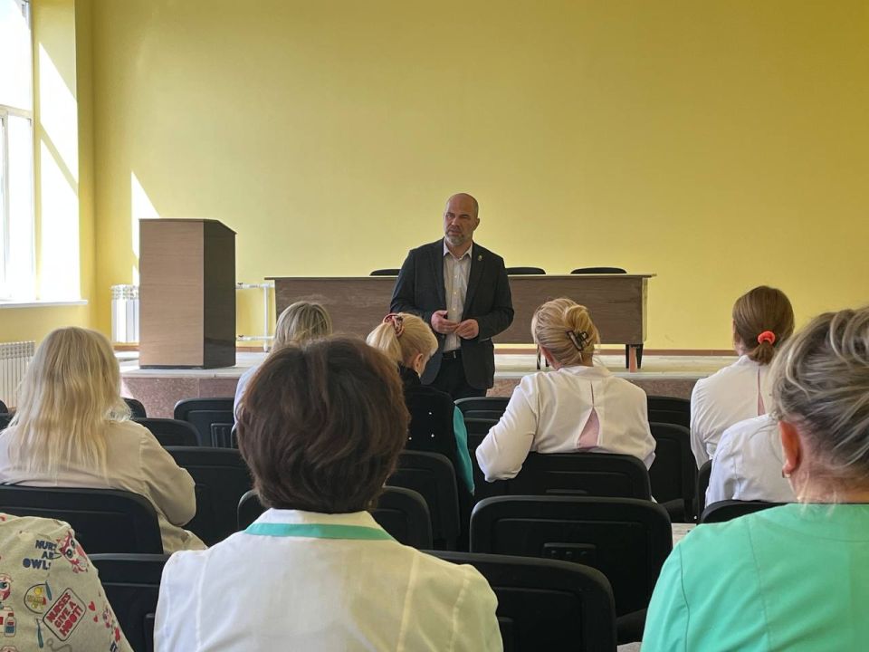 Во исполнение поручения Главы ДНР Дениса Пушилина о постоянном диалоге с населением, 27 августа глава городского округа Дебальцево Сергей Желновач встретился с трудовым коллективом ГБУ «Центральная городская больница г....