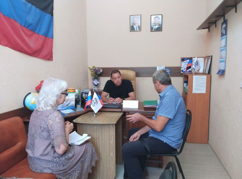 Константин Зинченко: На связи с гражданами. Провел прием граждан в Волновахском отделении общественной приемной Единой России совместно с представителями профильных управлений и отделов администрации Волновахского МО. На...