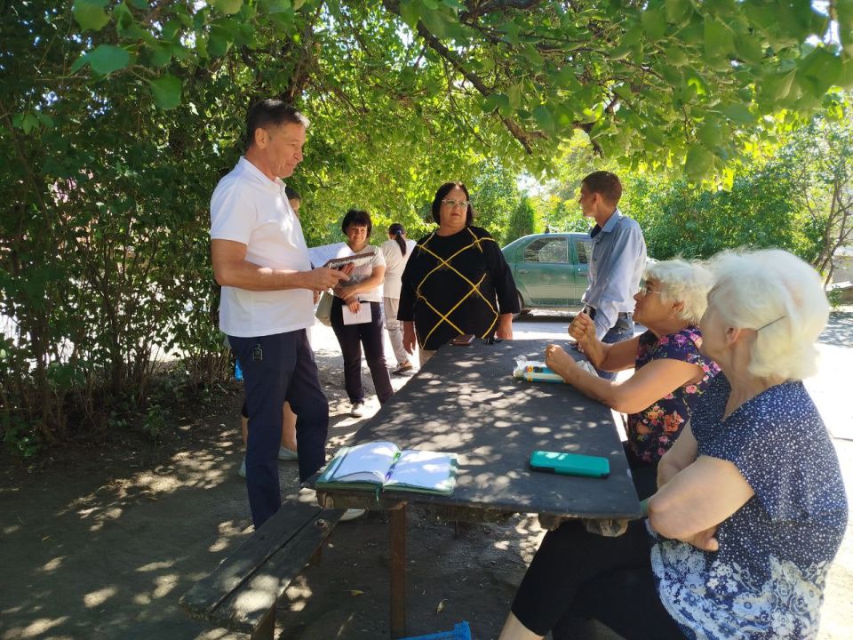 27 августа заместитель Главы Администрации Старобешевского муниципального округа Сергей Осадчий провел встречу с населением улицы Ленина города Комсомольское