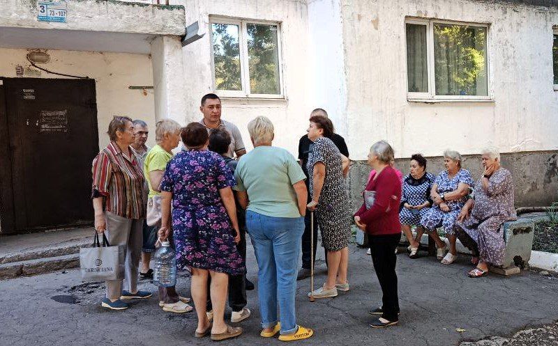 27 августа, депутат Макеевского городского совета Донецкой Народной Республики первого созыва Константин Чертов провел встречи с населением по адресам: микрорайон Магистральный, 11, пер