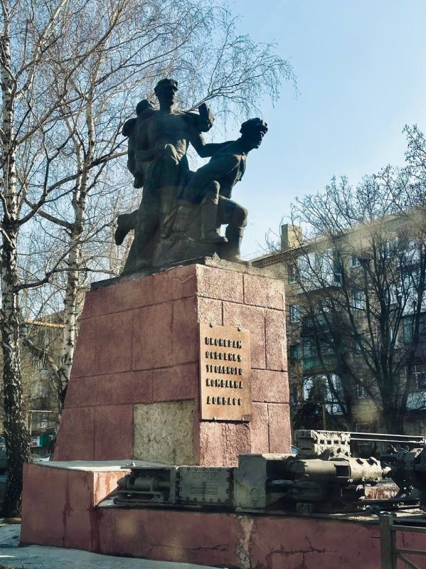 Александр Волошин: #пейзажиДонбасса. Монумент «Пионерам освоения угольного комбайна «Донбасс», г. Торез @voloshin_alexander