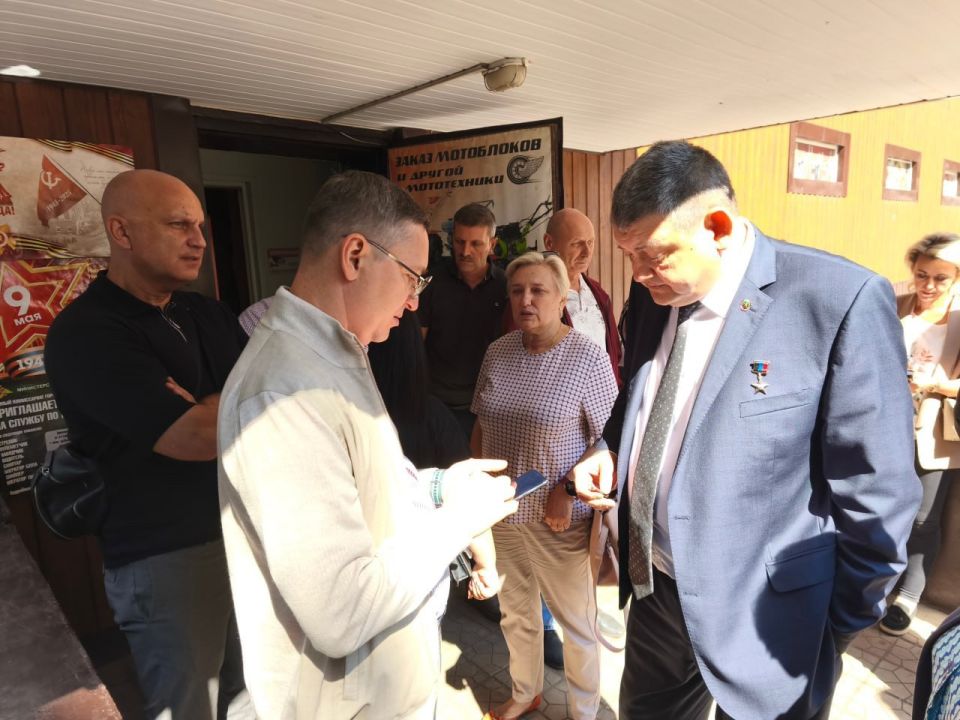 ВСТРЕЧИ С НАСЕЛЕНИЕМ. 26 августа 2025 года депутаты Горловского городского совета от фракции «Единая Россия» - Наталия Ботвина, Роман Конев, Алексей Костин, Андрей Костюк, Павел Калфакчиян, Олег Сладкевич, Николай Гальченко...