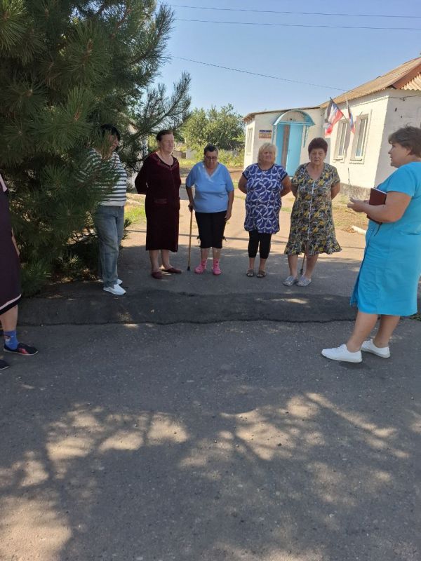 Встреча с жителями. Сегодня, и.о. начальника Коньковского территориального отдела провела встречу с населением в населенном пункте Коньково. Темой для обсуждения были вопросы: благоустройство населённого пункта, ...