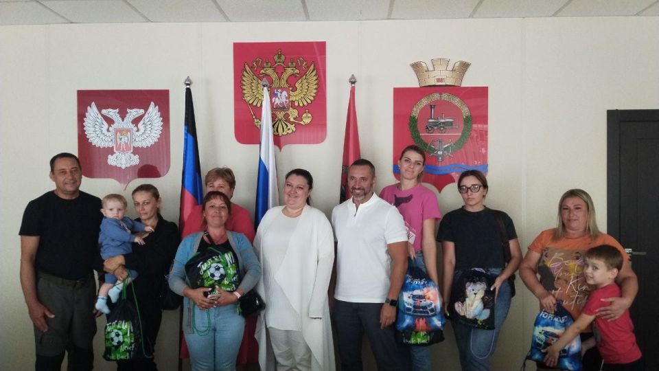 Константин Зинченко: Сегодня совместно с депутатами Народного Совета ДНР Мариной Каплянок и Юрием Афендиковым, при поддержке сенатора Российской Федерации Александра Волошина, поздравили юных жителей Волновахи и приняли...