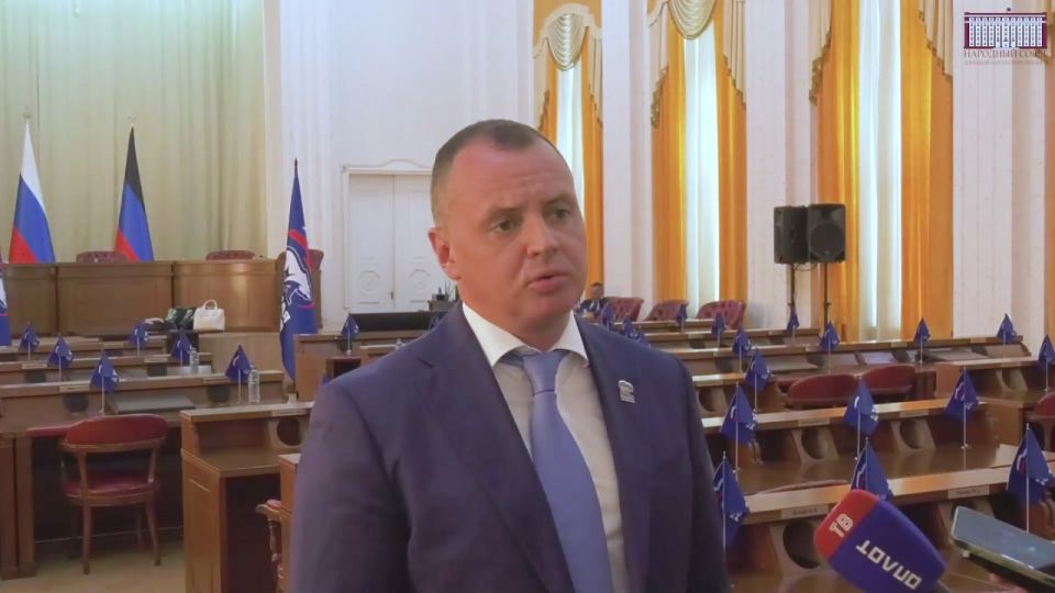 «Единая Россия» подарила донецким школьникам наборы ко Дню знаний