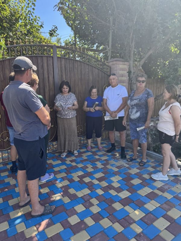 Заведующий Мангушским территориальным сектором Администрации Мангушского муниципального округа Тесленко Егана Гейбат кызы, провела встречу с населением