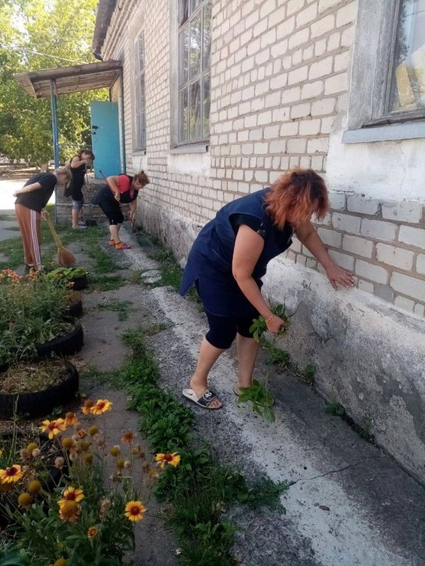 "Чистая страна" в Снежном. В рамках партпроекта Единой России "Чистая страна" партийцы провели субботник - убрали мусор, привели в порядок газоны, расчистили дорожки и привели в надлежащее состояние закреплённые участки