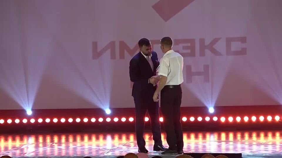 Денис Пушилин: В преддверии Дня шахтера вручил награды нашим горнякам