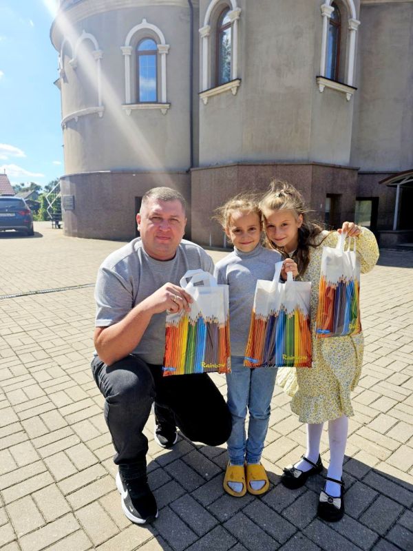 Собери ребенка в школу. В рамках акции, проводимой ВПП «Единая Россия» депутат Народного Совета ДНР Сергей Михалев оказал помощь в подготовке к началу учебного года детям участников СВО и детям из многодетных семей...