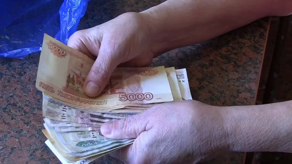 Полицейские задержали курьера дистанционных мошенников, которая похитила у пенсионеров почти 3 миллиона рублей