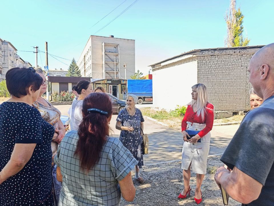 Управляющий делами главы администрации Амвросиевского муниципального округа Елена Фисенко встретилась с жителями дома 37-Б по улице Кутузова в Амвросиевке