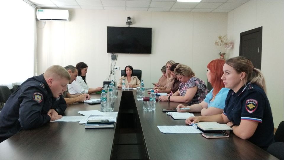 Состоялось очередное заседание комиссии по делам несовершеннолетних и защите их прав муниципального образования Волновахский МО