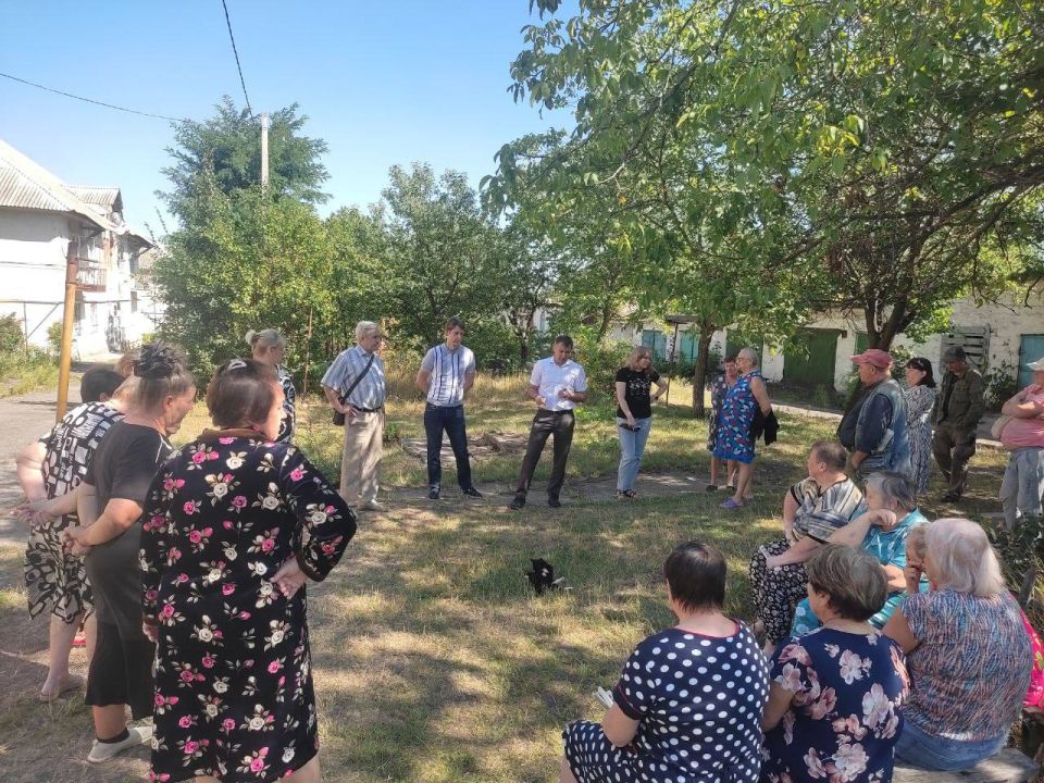 27 августа первый заместитель руководителяУправы Кировского городского района Алексей Еськов, провел встречу с жителями по адресу ул. Кремлевская, 11