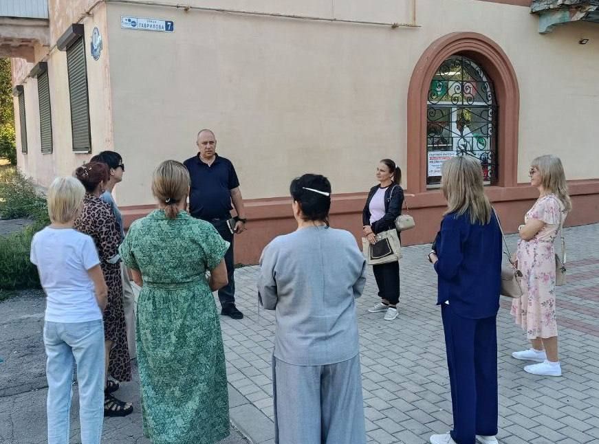 28 августа первый заместитель руководителя Управы Советского района Сергей Савельев провел встречу с населением возле дома 7 по улице Гаврилова