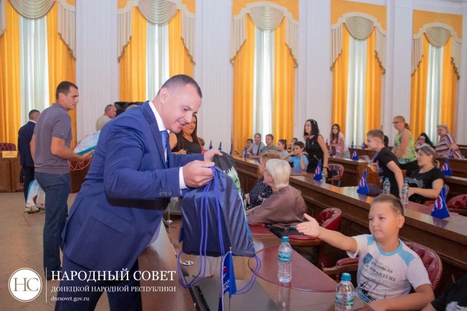 «Единая Россия» подарила донецким школьникам наборы ко Дню знаний