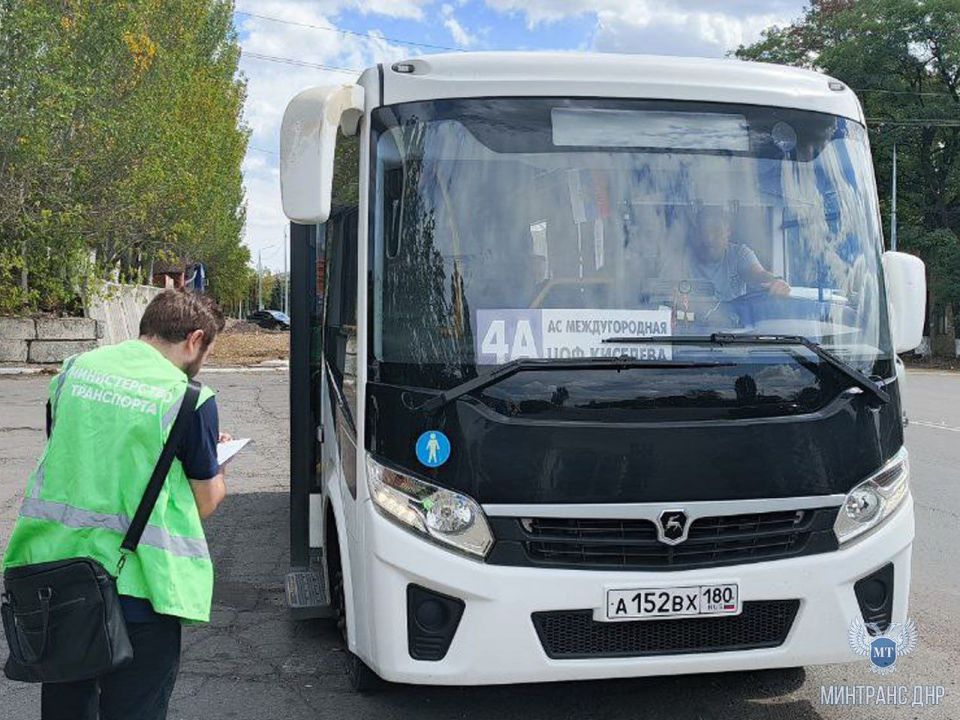 Сотрудники Минтранса ДНР проверили наличие системы безналичной оплаты проезда в автобусных маршрутах Снежного