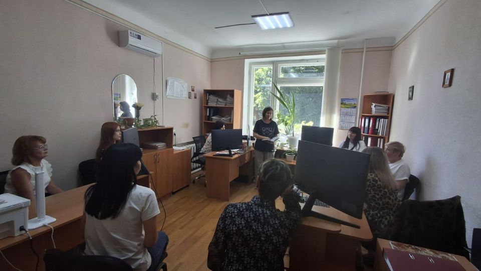 Сегодня депутат Тельмановского муниципального совета Наталья Зубач встретилась с трудовым коллективом Финансового Управления Администрации Тельмановского Муниципального округа