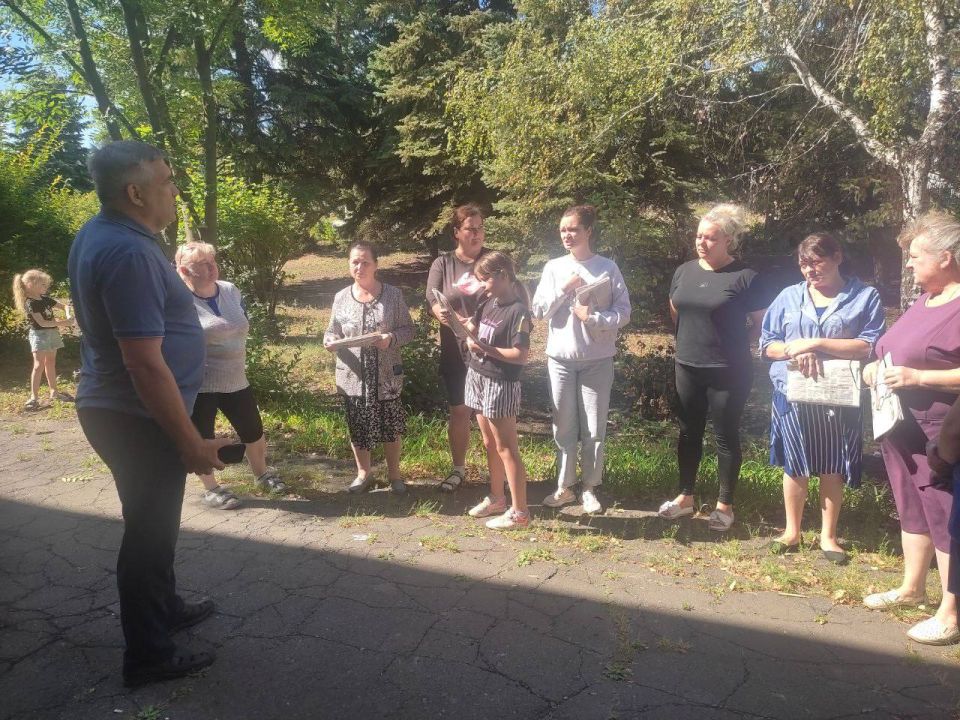 27 августа, руководитель Управы Кировского городского района Администрации городского округа Макеевка Донецкой Народной Республики Андрей Хорошко, провел встречу с жителями на подведомственной территории по ул. Маяковского...