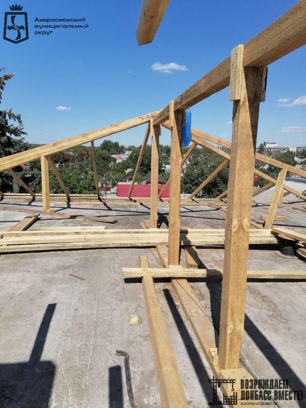 В Амвросиевке продолжается восстановление кровли многоквартирного дома