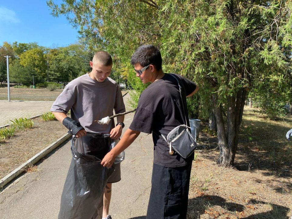 Александр Качанов: #Доброслужащий. Сектор молодежной политики совместно с активной молодежью Движение Первых | Докучаевск провел субботник на городском фонтане с целью вовлечения подростков в заботу о природе, борьбы с...