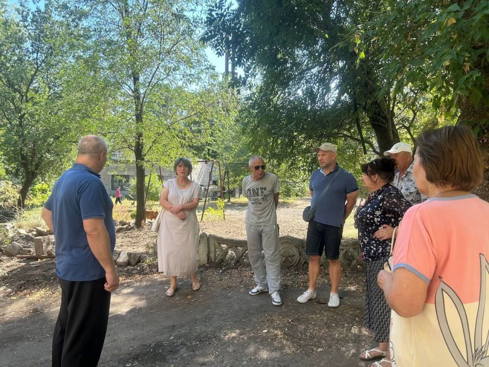 Сегодня, 28 августа, заместитель главы администрации городского округа Торез Александр Ставицкий провел встречу с населением по адресу: б-р Ильича, д.18