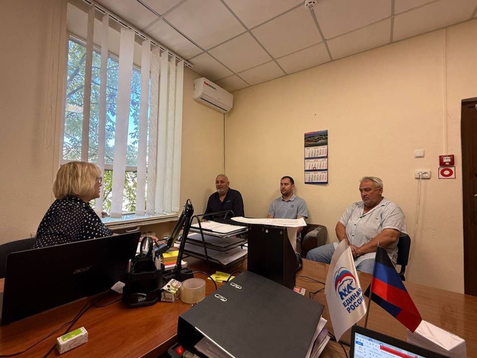 Управляющий делами администрации Мангушского муниципального округа Паршина Наталья Анатольевна встретилась с жителями в пгт Мангуш