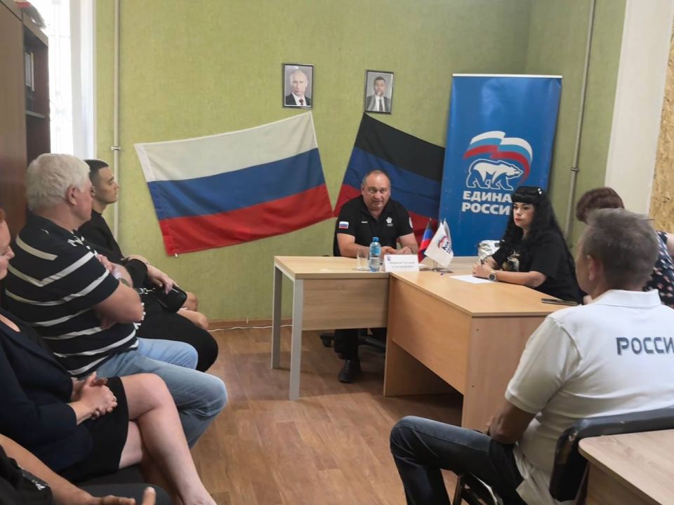 27.08.2025 первый заместитель Министра спорта и туризма Донецкой Народной Республики - Ширшов Евгений Александрович и глава городского округа Дебальцево - Желновач Сергей Викторович провели прием граждан в г. Светлодарске и...