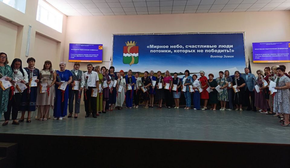 Игорь Лызов: Вместе с председателем Амвросиевского муниципального совета Александром Шульгой принял участие в ежегоднаой августовскаой педагогической конференции 2025: Будущее в настоящем